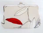 Bolsa de mano beige y rojo.