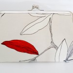 Bolsa de mano beige y rojo.
