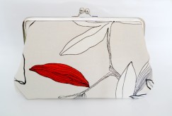 Bolsa de mano beige y rojo. Bolsa de mano beige y rojo.