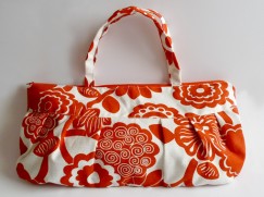 bolsa con flores rojas
