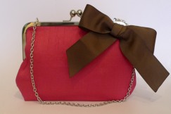 Bolsa de mano rosa con cafe